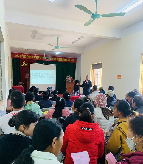Ông Nguyễn Công Bằng Phó Giám đốc Bảo hiểm xã hội huyện Hữu Lũng phúc đáp các câu hỏi của đại biểu hội nghị