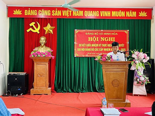 Đồng chí Hoàng Văn Minh, BT Đảng ủy, CT UBND xã Minh Hòa phát biểu khai mạc hội nghị Hội nghị