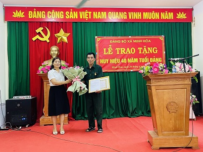 Đồng chí  Đào Thị Phương Lan Ủy viên BCH Đảng bộ huyện, Phó Chủ tịch MTTQVN huyện trao huy hiệu 50 năm tuổi Đảng cho đảng viên 