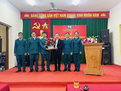 Đ/c Nguyễn Trọng Hiệp, Ủy viên Ban thường vụ Huyện ủy, Chủ tịch Ủy ban Mặt trận tổ quốc Việt Nam huyện Hữu Lũng tặng hoa chúc mừng Chi bộ ra mắt tại buổi lễ