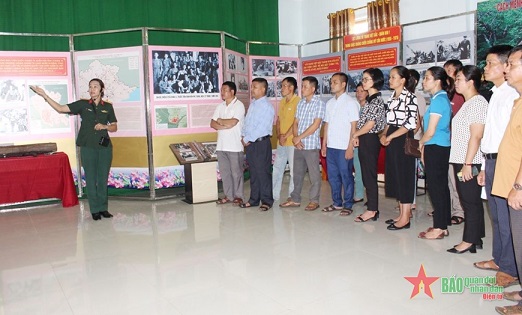 Người dân xã Minh Hòa, huyện Hữu Lũng, tỉnh Lạng Sơn tham quan trưng bày triển lãm. 