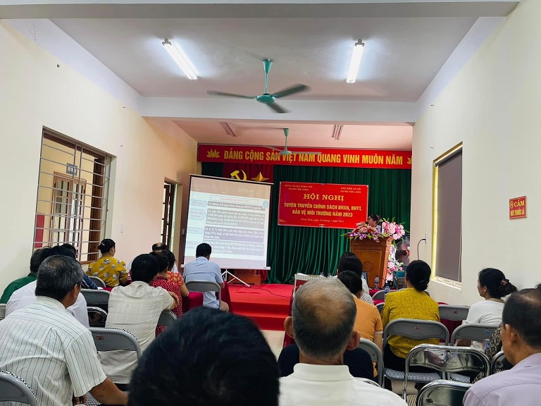 Báo cáo viên Bảo hiểm xã hội huyện Hữu Lũng  tuyên truyền chính sách bảo hiểm cho nhân dân xã Minh Hòa