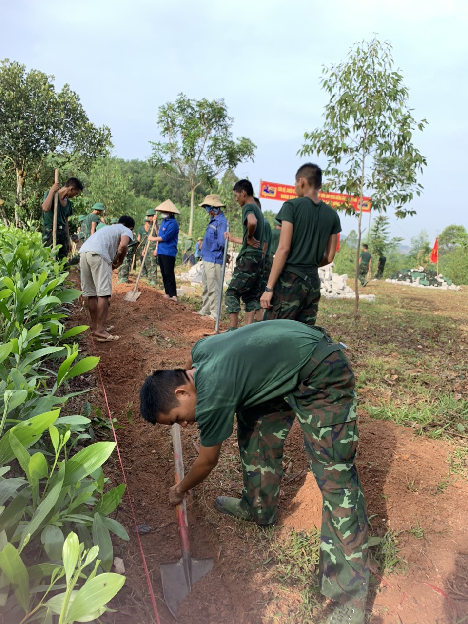 ​    ​Cán bộ Chiến sĩ Trung đoàn 12 cùng nhân dân thôn Chùa xây Tường bao nhà Văn hóa 