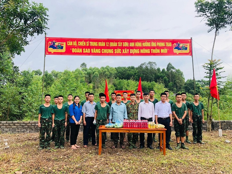 Lãnh đạo Đảng ủy, Chính quyền xã Minh Hòa tặng quà và các nhu yếu phẩm động viên cán bộ, chiến sĩ về làm dân vận tại địa phương