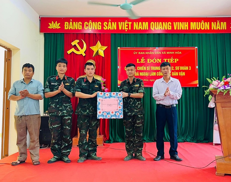 (Đại diện lãnh đạo Đảng ủy, tặng quà cho chiến sĩ tại xã Minh Hòa, huyện Hữu Lũng