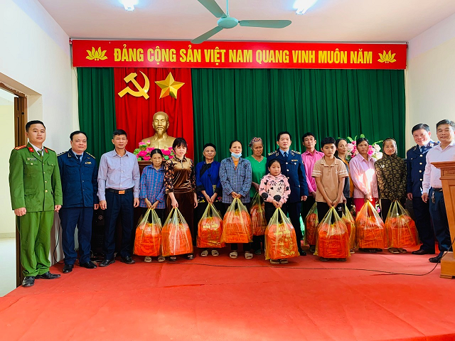 Đồng chí Đặng Văn Ngọc, Cục trưởng cục Quản lý thị trường tỉnh Lạng Sơn cùng các đồng chí đại diện lãnh đạo đội quản lý thị trường số 4, Lãnh đạo xã Minh Hòa tặng quà cho các hộ nghèo