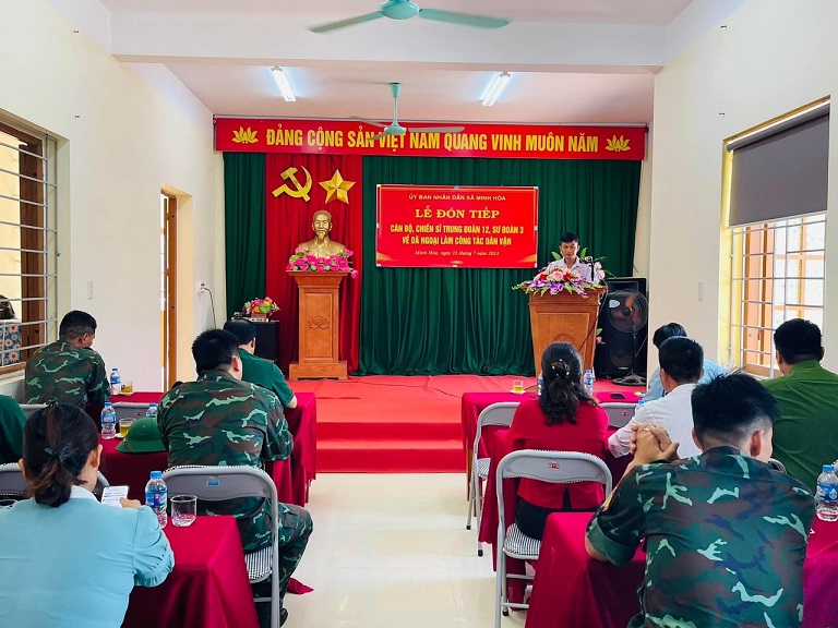 (Đồng chí Hoàng Văn Minh, Bí thư Đảng ủy, Chủ tịch UBND xã phát biểu tại buổi Lễ đón tiếp cán bộ, chiến sĩ)